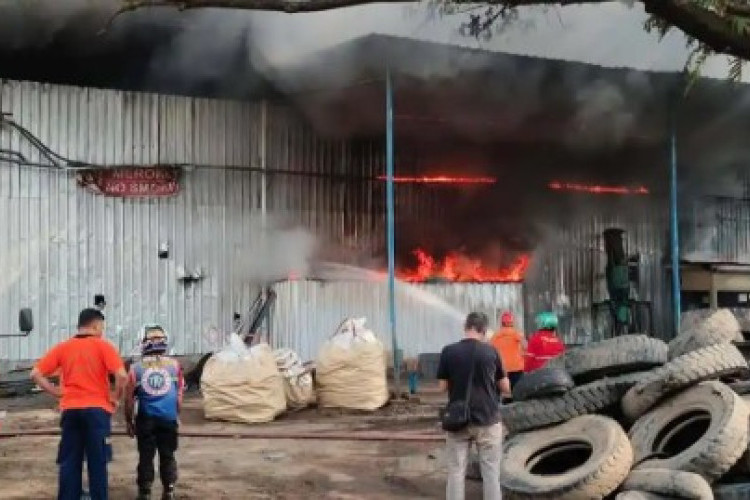 Misteri Penyebab Gudang Penyimpanan Ban Bekas PT Energy Hai Xin Trowulan, Mojokerto yang Terbakar Masih Terus Diselidiki