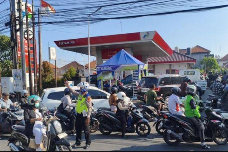 Antrean BBM di Gianyar Bali Memakan Korban, Seorang Wanita Pingsan Saat Antri Lama!
