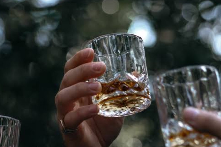 3 Pemuda Cirebon Tewas Usai Pesta Miras, Nekad Oplos Alkohol 96 Persen dengan Minuman Berenergi dan Satu Botol Arak Bali