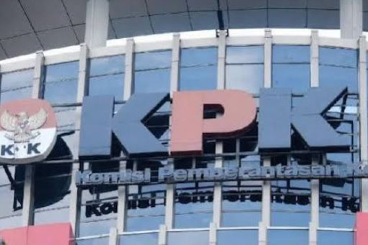 Kembangkan Kasus Cukai Rokok, Penyidik KPK Geledah Kantor Bea Cukai dan PT Djarum di Kudus dan Sita Dua Koper Besar Barang Bukti