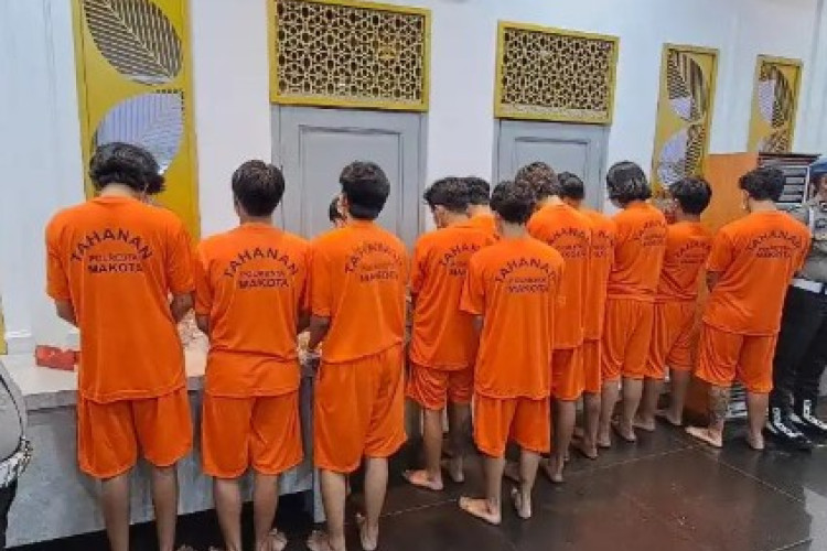 Dua Belas Pelaku Pembawa Bom Molotov Demo Malang Resmi Ditetapkan Sebagai Tersangka Setelah Terbukti Bagi Klaster Peran