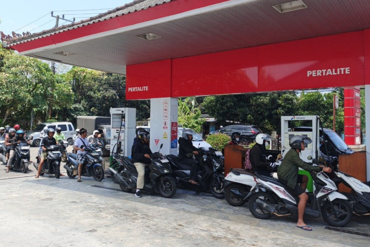 Dampak Langka BBM, Antrean SPBU di Bali Tembus 5 KM Hingga Banyak Relawan Bagikan Bantukan Makan