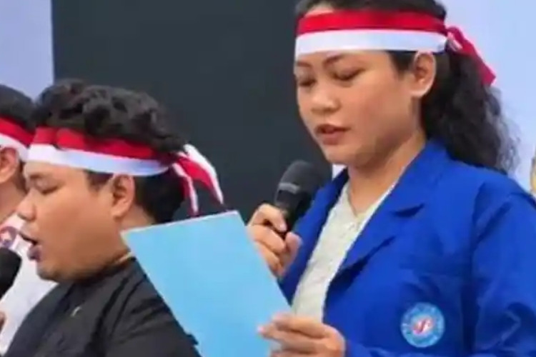 Sosok Sari yang Viral Karena Pakai Almamater UBSI Disebut Mahasiswa Bayaran, Berujung Bikin Klarifikasi Minta Maaf