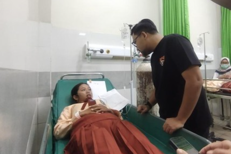 SMAN 3 Nganjuk Keracunan MBG Usai Konsumsi Nasi Goreng, 49 Korban Dilarikan ke Rumah Sakit