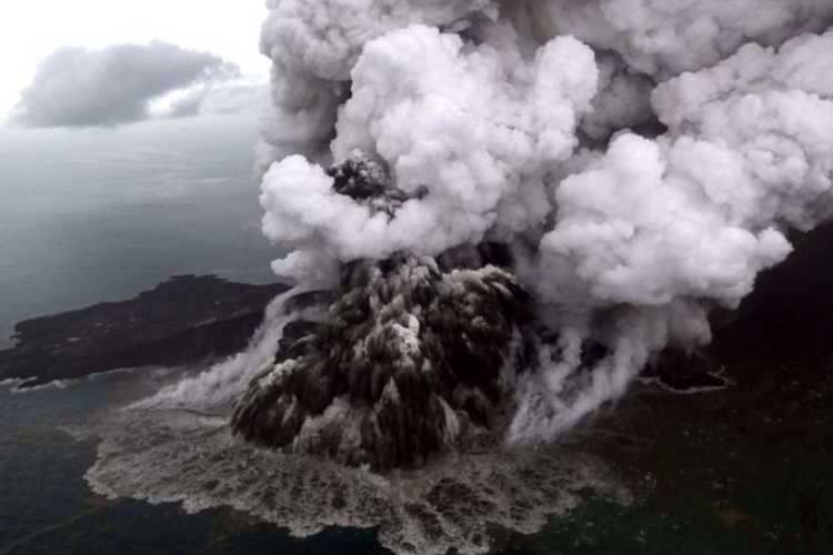 WASPADA! Gunung Anak Krakatau Erupsi Lagi Setelah 25 Hari, Warga Diminta Untuk Tetap Waspada