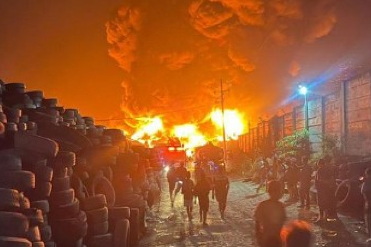 Gudang Penyimpanan Ban Bekas PT Energy Hai Xin Mojokerto Terbakar! Penyebab Pasti Masih Diselidiki Mendalam Oleh Aparat