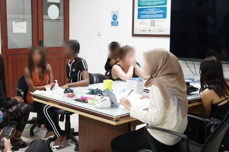 Viral! 13 WNA Diamakan Tim Imigrasi Bali Usai Diduga Buka Bisnis Prostitusi Dengan Tarif Rp13 Juta Per Jam
